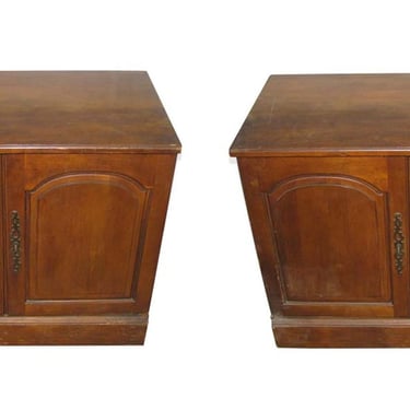 Pair of Vintage 1950s Traditional Wood Night Stands