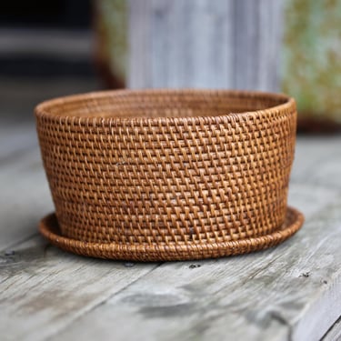 Vintage Crate & Barrel  Round Rattan Basket With edge Catch All 