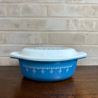 Vintage Pyrex Blue Snowflake Garland 1.5 qt Casserole Dish - Vintage Kitchen Cookware 