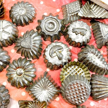 VINTAGE: 19pcs - Small Weathered Molds - Candy, Baking, Pastry, Pudding, Jello, Pans, Kitchen - Rustic Decor - SKU 