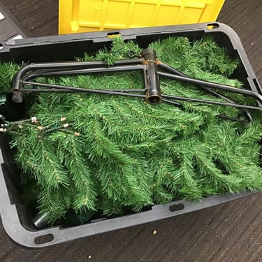 Xmas Tree in a Box (6.5′) (Seattle)