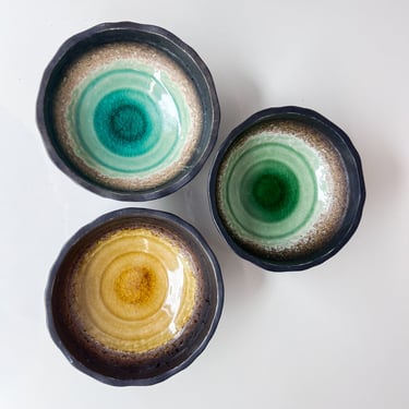 1960s Modern Japanese Small Enamel Bowl Set of Three Varied Colors Tripod Base 