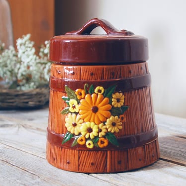Vintage daisy barrel canister / vintage Atlantic Mold floral ceramic canister /  cottage decor / country kitchen / small daisy cookie jar 
