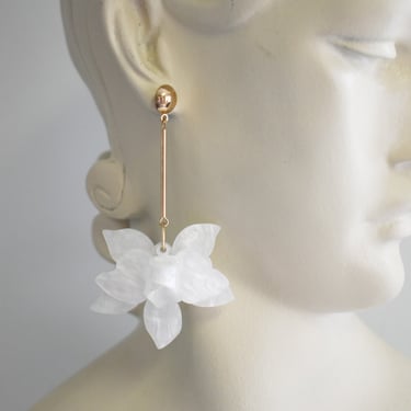 VINTAGE 60’S WHITE LUCITE HAND PAINTED FLOWER BANGLE BRACELET 