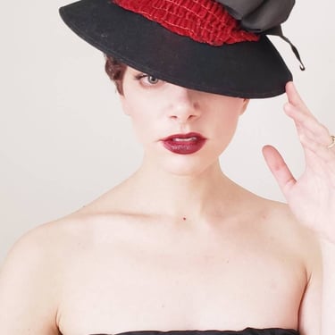 1930s Black Wool Hat with Large Bow Loops & Red Velvet   / 30s Modernist Sculptural Hat Dover Pollack 