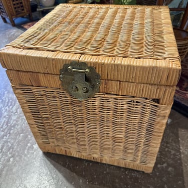 Wicker Rattan trunk with brass hardware 16x16x16 pick up only