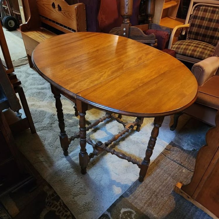 Drop Leaf Gateleg Table, Top w leaves up, 44x32". Leaves down, 13x32. 30" tall.