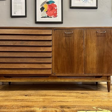 Mid Century Credenza by American of Martinsville &#8216;Dania&#8217; Collection