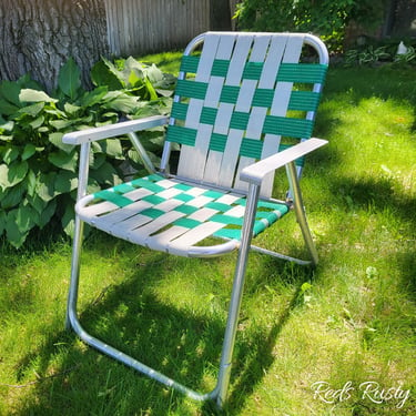 Mid Century Vintage Green and White Webbed and Aluminum Folding Garden/Lawn Lounge Chair 