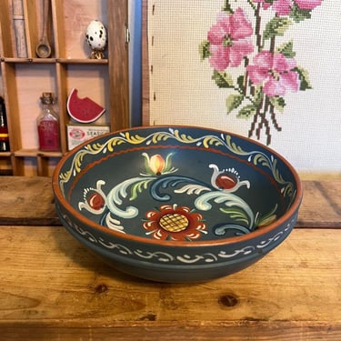 Free shipping within continental US - Vintage rosemaling Norwegian style handpainted wooden bowl 