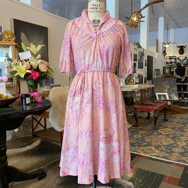 1970s dress, pink floral polyester, vintage 70s dress, full skirt, puff sleeves, chevron, medium, retro style, botanical, casual summer 