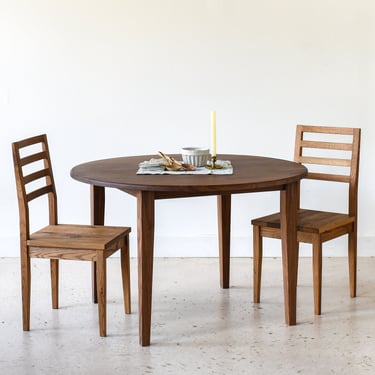 Round Tapered Leg Dining Table 