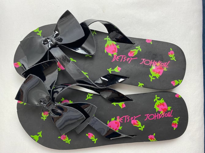 Cute Betsey Johnson black shiny plastic sandals girly Bows flip flops thongs 50’s 1950’s rockabilly inspired unworn condition size 9- 9.5 