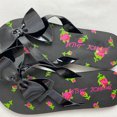 Cute Betsey Johnson black shiny plastic sandals girly Bows flip flops thongs 50’s 1950’s rockabilly inspired unworn condition size 9- 9.5 