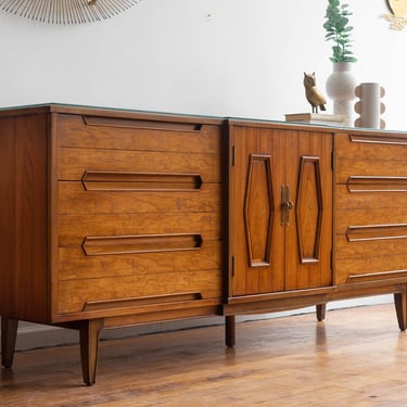 Vintage Mid Century Thomasville 9-Drawer Lowboy Dresser / Credenza 