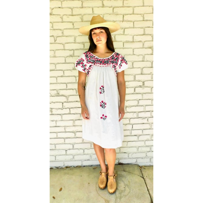 Oaxacan Dress // vintage sun Mexican hand embroidered mini floral 70s boho hippie cotton hippy white midi // S/M 