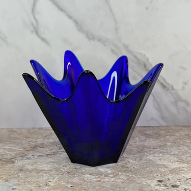 Beautiful Blue Blenko Art Glass Bowl with Unique Seven Pointed Star Design - Perfect for Home Decoration 