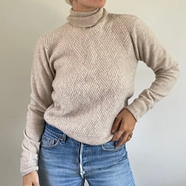 90s cashmere turtleneck sweater / vintage oatmeal beige 100% cashmere basketweave knit relaxed turtleneck sweater | Medium 