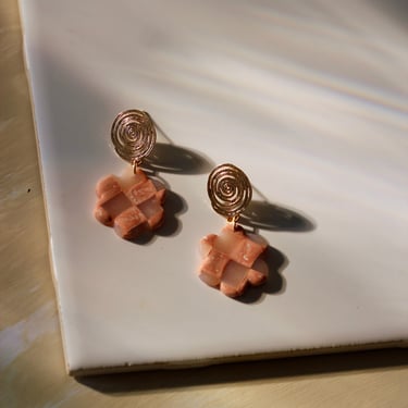 Checker Daisy Earrings / Fun Cute Flower Earrings / Polymer Clay / Gold Spiral Earrings 