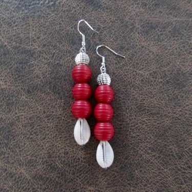 Wooden and cowrie shell earrings, red 