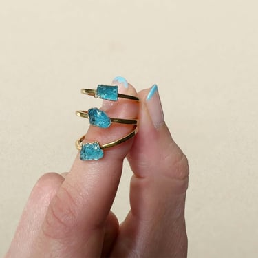 Raw aquamarine ring, Aquamarine stacking ring, March birthstone ring, Rough aquamarine jewelry, Aquamarine crystal ring, Gemstone ring 