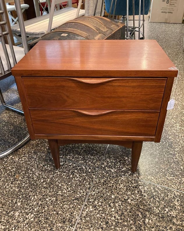 Single mid century nightstand by Harmony house. 22” x 14.75” x 21”