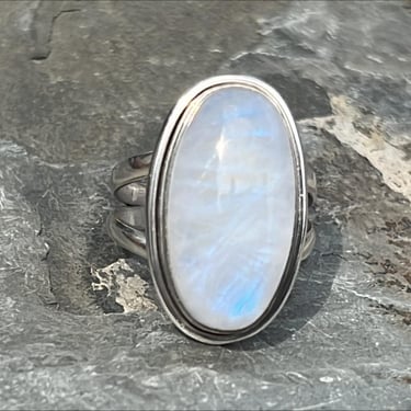 Vintage Sterling Silver and Oval Moonstone Ring - Size 7 