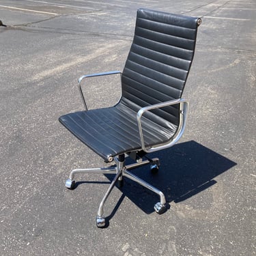 Herman Miller Eames Aluminum Group Executive Office Desk Chair in Leather EA337 