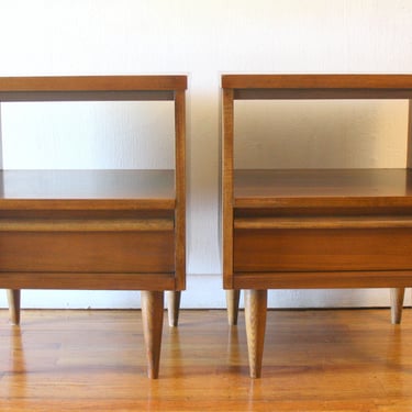 Mid Century Modern Pair of Side End Table Nightstands