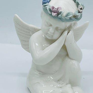 Vintage White Ceramic Praying  Angel Cherub with Wreath Garland 5'' 