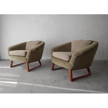 Pair of Mid Century Barrel Lounge Chairs by Jens Risom 