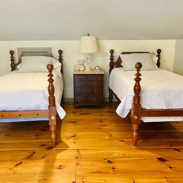 Pair of Ball & Vase Beds in Maple, Twin Size with Queen Anne Style Headboards