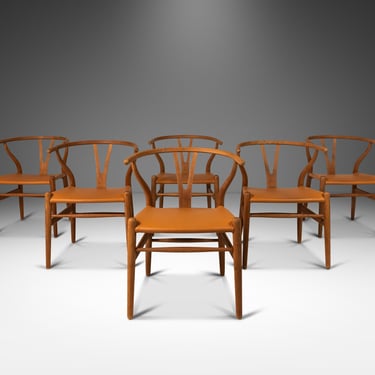 Set of Eight (8) Bespoke CH24 Wishbone Dining Chairs in Oak and Leather by Hans Wegner for Carl Hansen & Søn, Denmark, c. 1960s 