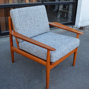 Teak Lounge Chair w/ Sexy Armrests in Tweed by Arne Vodder for Glostrup