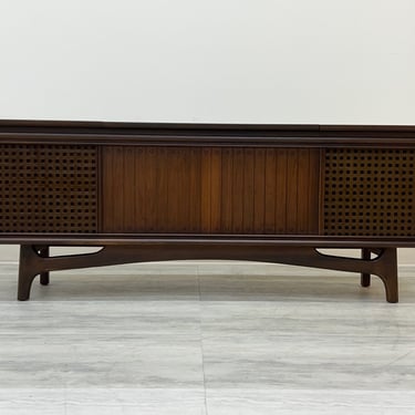 Mid-Century Modern Walnut Stereo Console ~ Great As TV Stand Or Media Console  (SHIPPING Not FREE) 