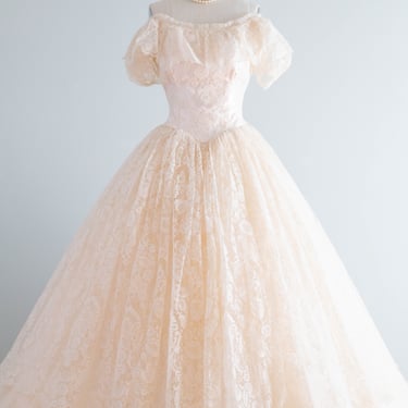 Breathtaking 1950's Chantilly Lace Wedding Dress In Blushing Ivory / Small