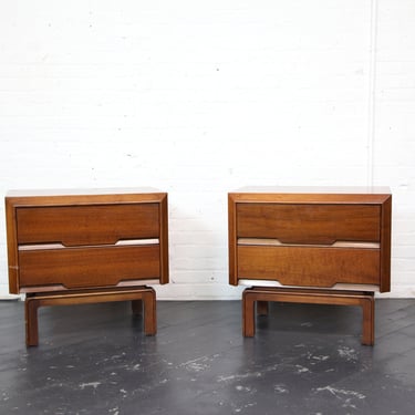 Vintage MCM pair of walnut brutalist style nightstands by Acme Furniture Co. | Free delivery only in NYC and Hudson Valley areas 