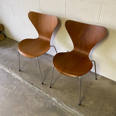 Pair of vintage 70’s Arne Jacobsen Series 7 teak chairs 