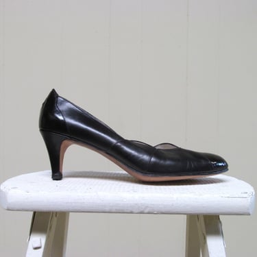 Vintage 1960s Black Patent and Leather Pumps, Mid-Century Sensible Medium Heels with Scalloped Vamp by Lily, US Size 8 1/2 