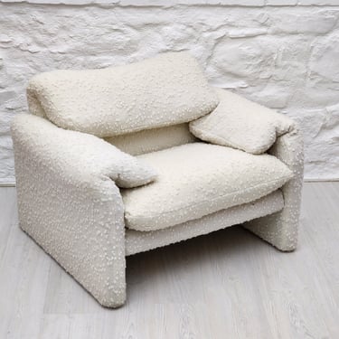 Maralunga Armchair 675 in Textured White Fabric by Vico Magistretti for Cassina | Italian Space Age | 1970s 