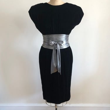 Short-Sleeved Black Velvet Dress with Silver Waistband - 1980s 