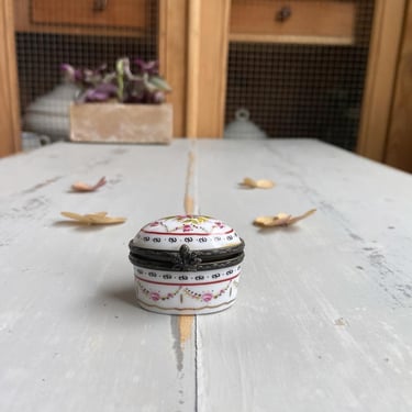 Beautiful charming old French hand painted pill box 