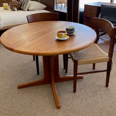 Teak Veneer Dining Table with 1 Leaf<br />Sun Cabinet<br />W 41.5 x L 41.5-60 x H 28