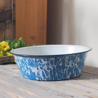 Blue enamelware pan / vintage blue splatter bowl / vintage blue swirl enamel milk pan / rustic farmhouse kitchen decor / metal baking pan 