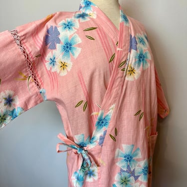 Vintage cotton kimono style robe~ Small women’s or Youth size~ Asian Pink short floral jacket with pockets~ summer weight Wraps at waist 