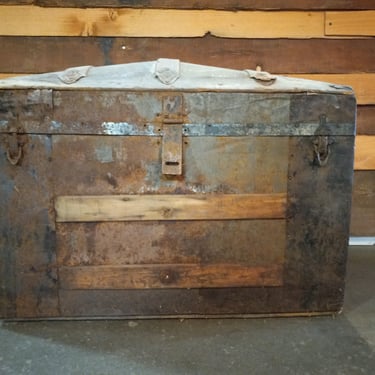 Vintage Trunk 30.125x16.25x22.25