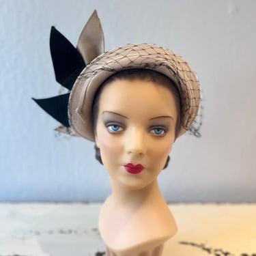 Her Well Known Dramatic Style - Vintage 1940s 1950s Classic Beige & Black Wool Felt Caplet Hat w/Veil 