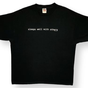 Vintage 1998 “Sleeps Well With Others” Funny Phrase/Slogan Graphic T-Shirt Size XL 