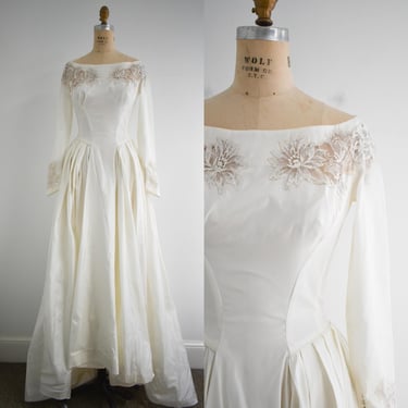 1950s Pale Cream Silk Taffeta Wedding Gown with Floral Lace 