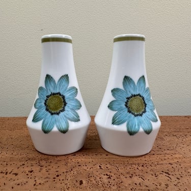 Vintage Art Deco Push Button Salt and Pepper Shakers Blue and White